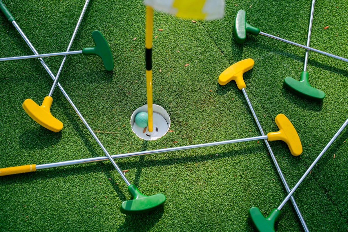 Nahaufnahme einer Golf-Fahne auf dem Grün