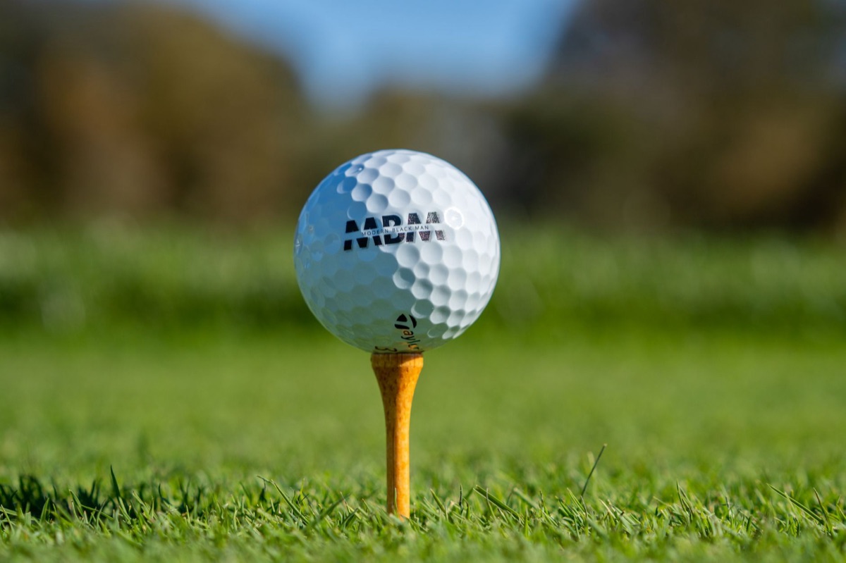 Trofeo icónico del torneo Masters en un entorno elegante.