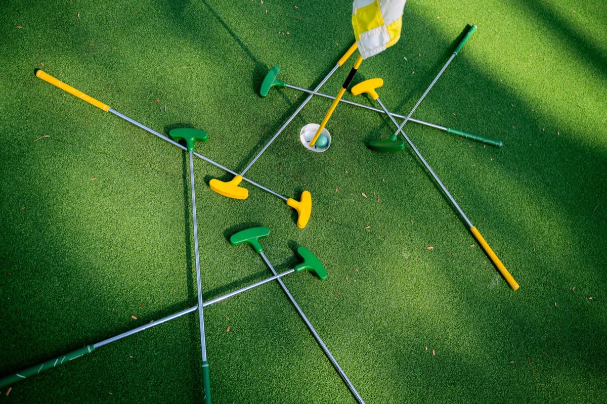 Dettaglio di una buca da golf con green ondulato e bandierina