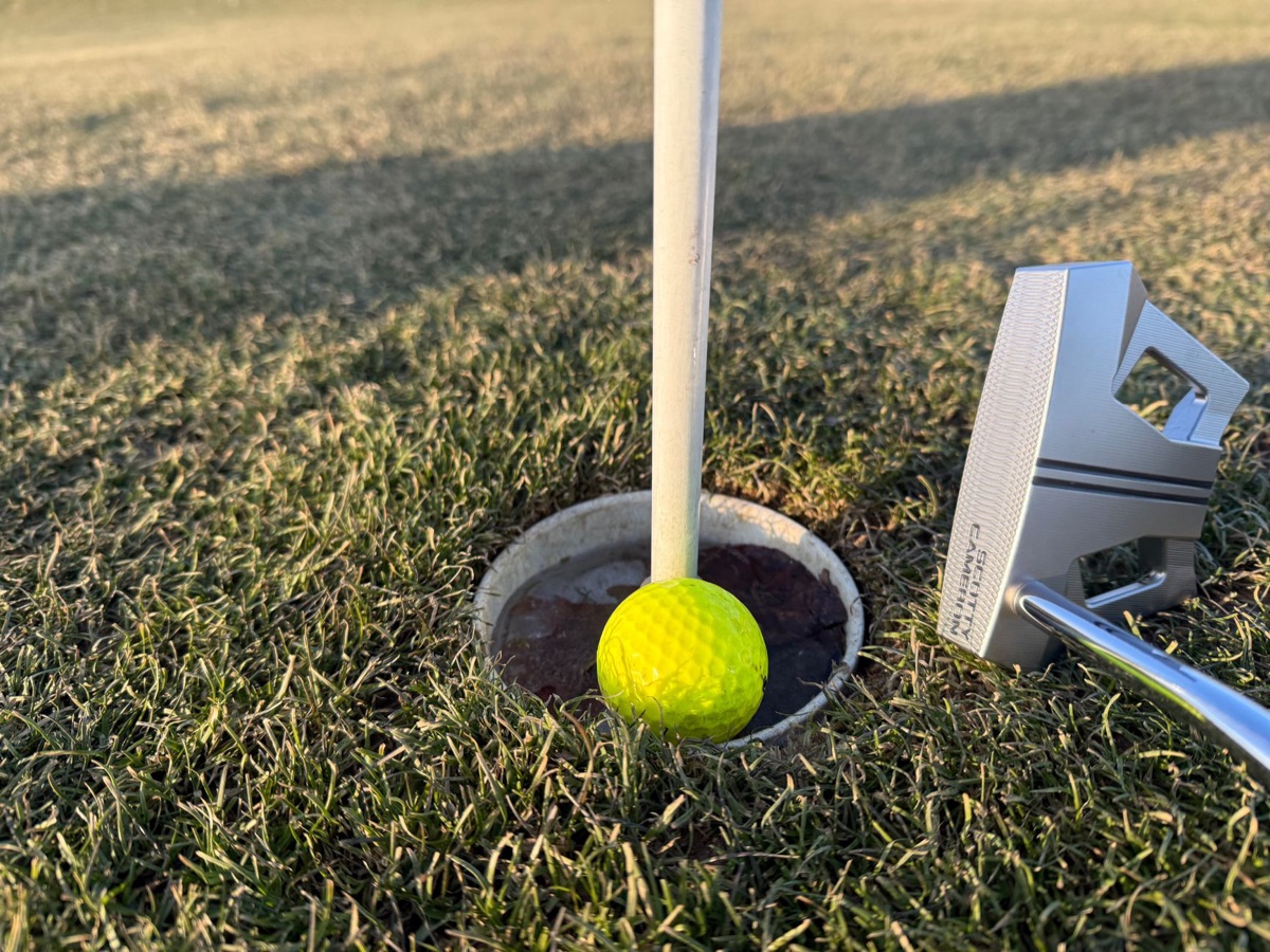 Een uitdagende golfgreen met veel reliëf