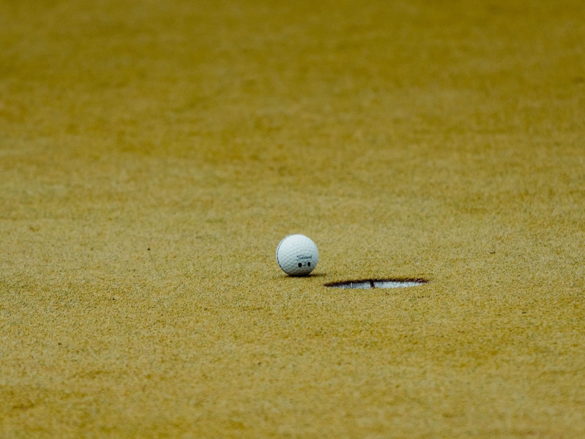 Detalhe das ondulações e relevo de um green de golfe profissional.