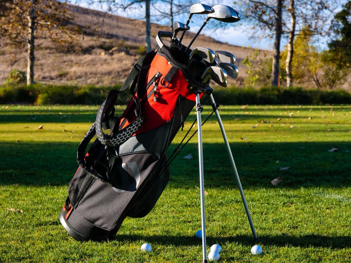 Équipement de golf haut de gamme pour un voyage de luxe.