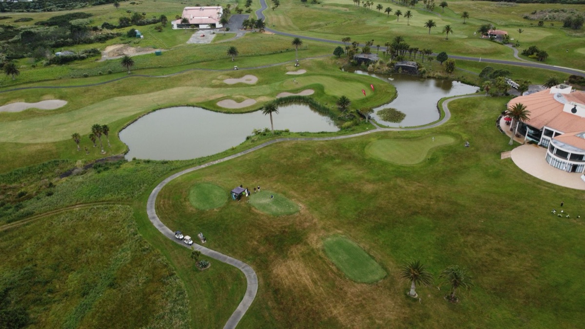 Vista aerea di un prestigioso campo da golf costiero europeo