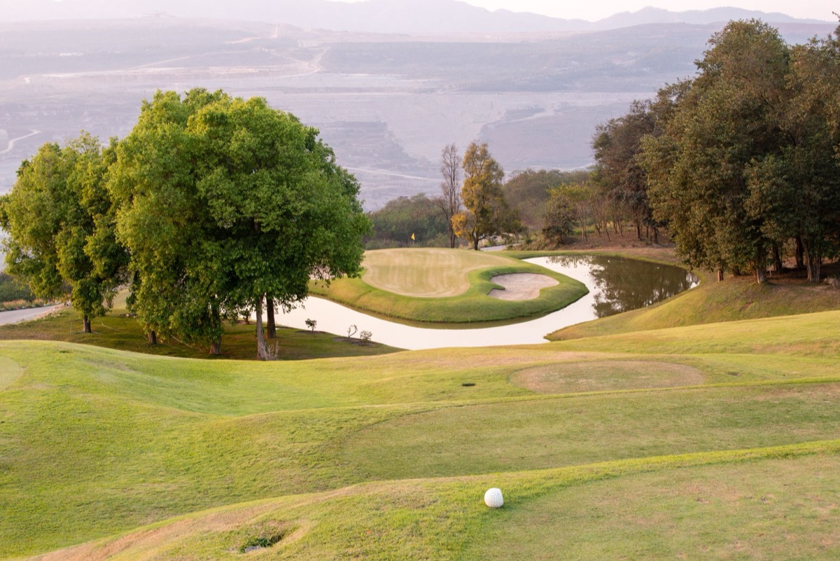een golfbal in een zandbunker op een golfbaan