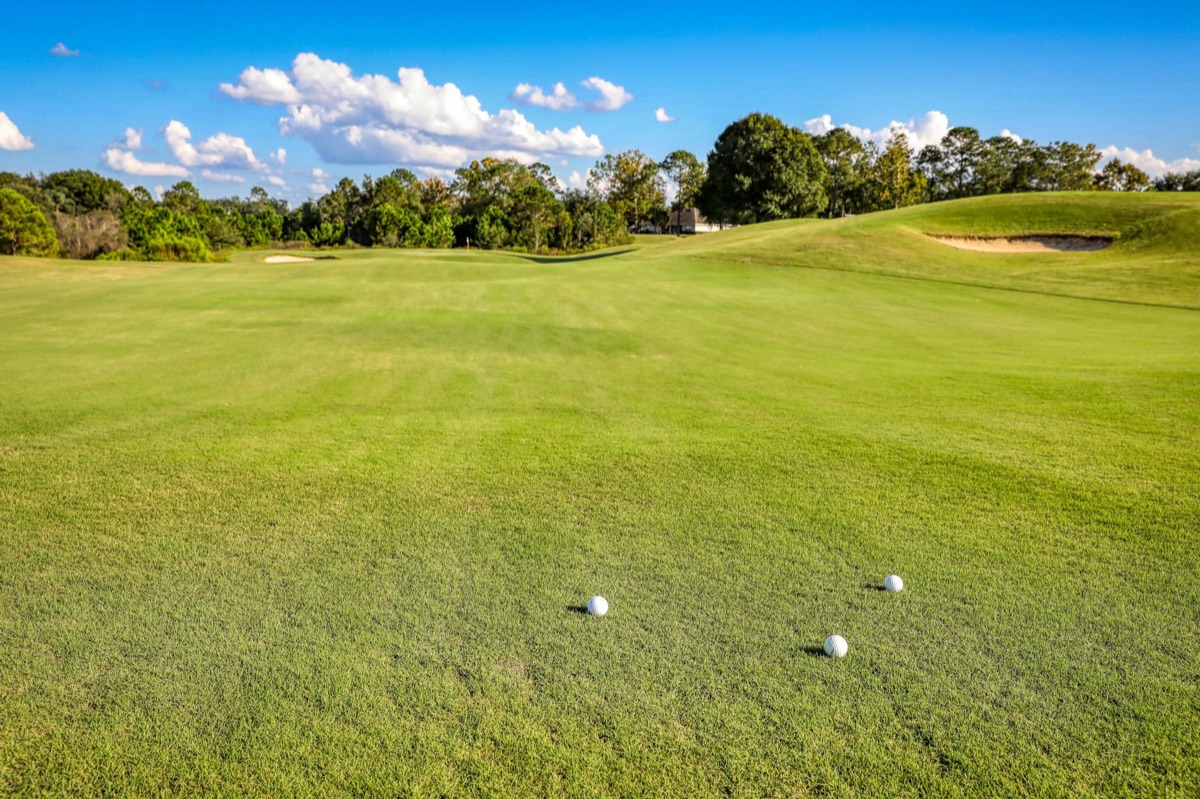 Curso de golf con hierba alta