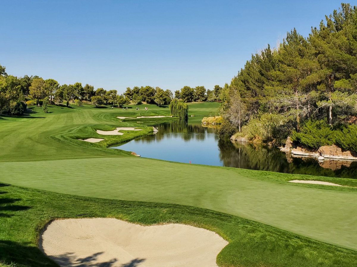 Corsia di golf con bunker