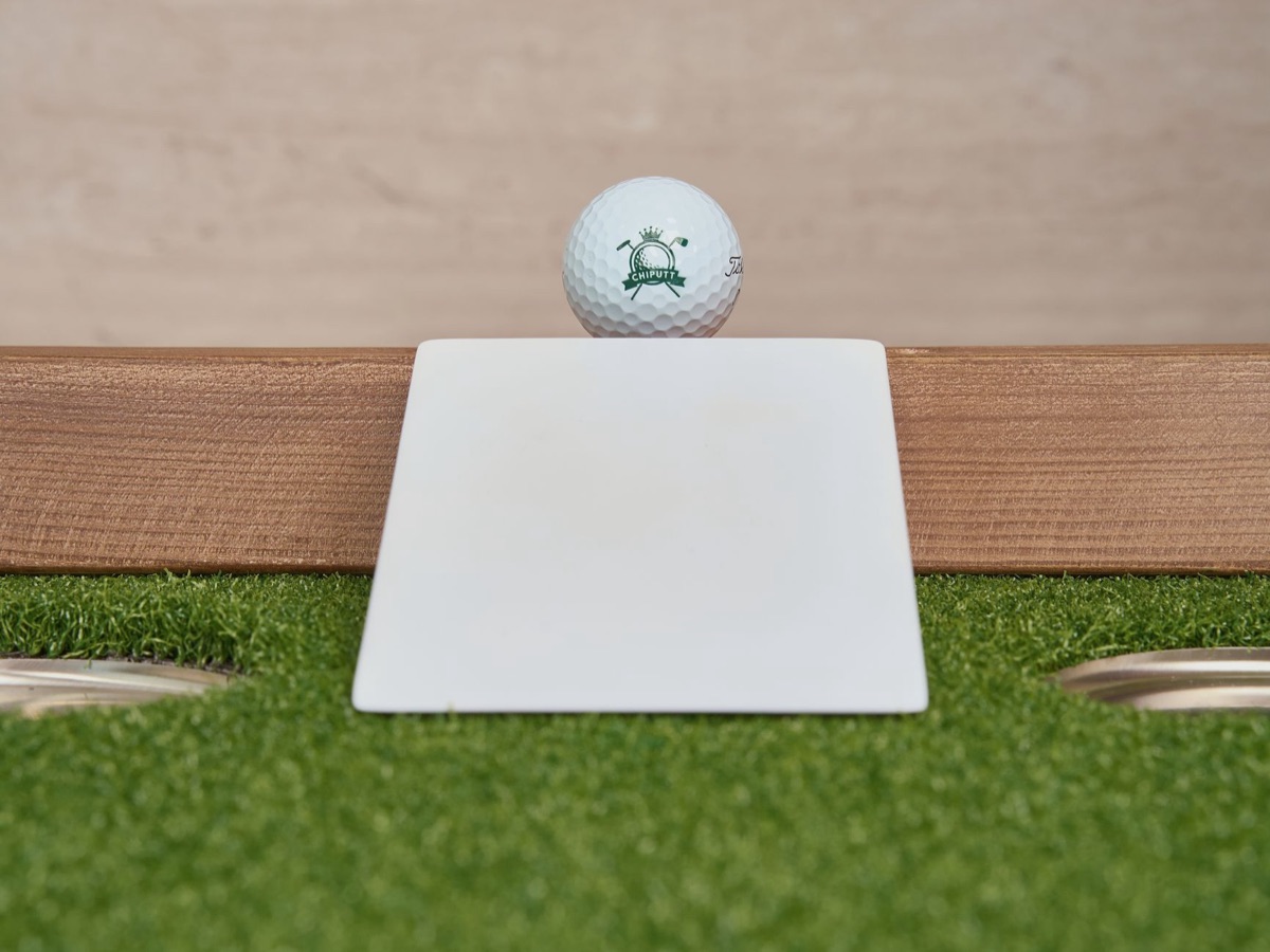 Un panneau d'affichage des prix pour un parcours de golf