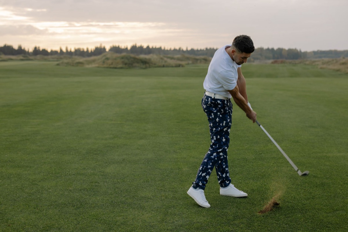 Golfe em uma course com jogadores e boxes de golfe