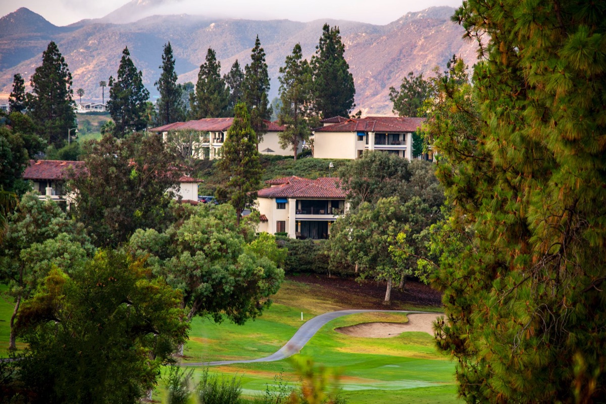 architettura antica su un campo da golf