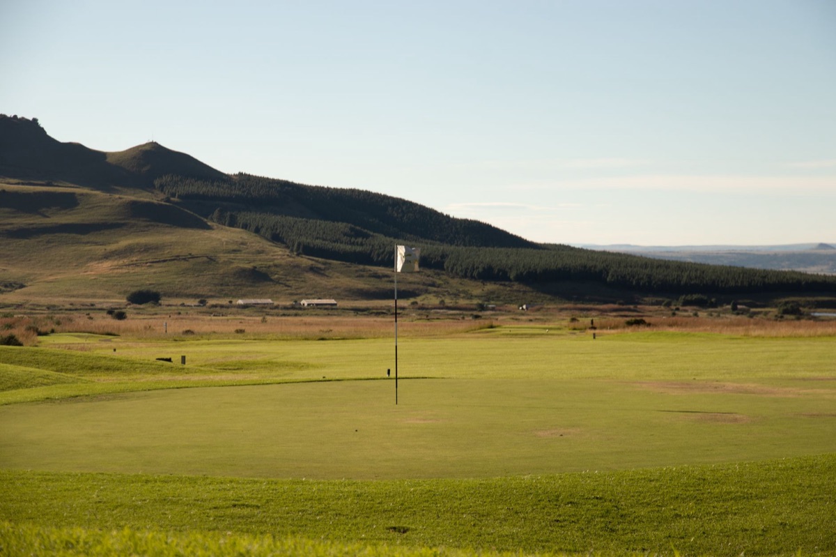 繁體中文（臺灣用語・正體字）：冠軍賽 golf course 頭旗