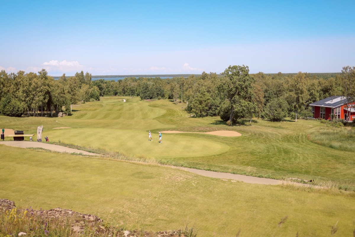 度假村高爾夫球場的球道與湖面及 clubhouse 的全景