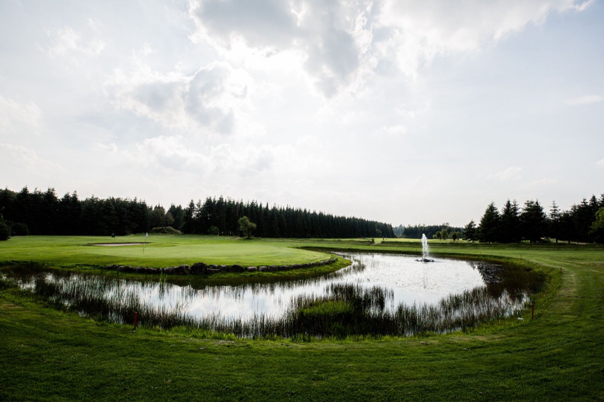Un percorso di golf con un ostacolo d'acqua