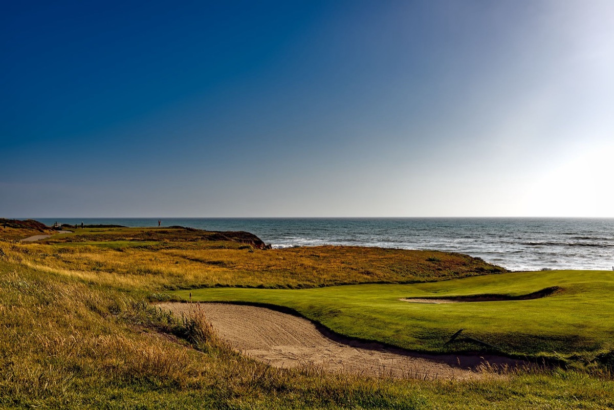Un bunker di golf con erba e sabbia